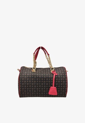 Borsa marrone da designer con motivo ripetuto a "P", rifiniture in pelle rossa, manici a catena dorata e un'etichetta rossa con la scritta "Pollini" appesa a un manico.