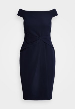 Rochie bleumarin, cu umerii la vedere, cu o croială ajustată, detalii pliate la talie și tăietură la nivelul genunchiului. Fabricată dintr-un material neted și elastic.