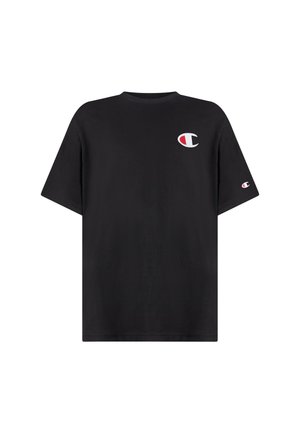 Schwarzes T-Shirt mit kurzen Ärmeln und kleinem rot-weißem Champion-Logo auf der linken Brust und am linken Ärmel.