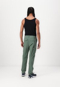 The North Face ANTICLINE PANT - Cargo trousers - duck green