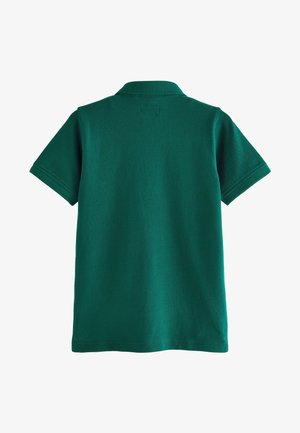 Grön pikétröja med ett texturerat, andningsbart tyg. Den har nedvikt krage, korta ärmar och en rak fåll utan synlig märkning.