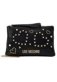 Černá kabelka z umělé kůže s zlatými hroty, srdcovými tvary a logem "LOVE MOSCHINO". Obsahuje zipové uzavření a řetízkový popruh.