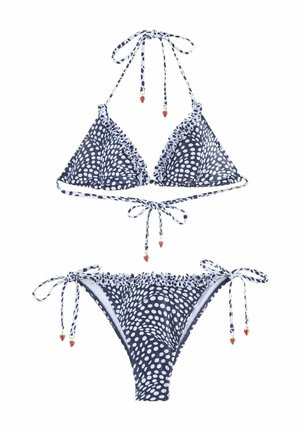 Tmavomodré a biele bikiny s bodkami, volánikové lemovanie, top na viazanie za krk a spodný diel so viazaniami na bokoch, každý uzol zdobený malými červenými príveskami v tvare jahôd.
