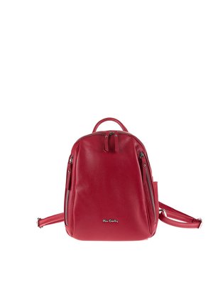 Zaino in pelle rossa con forma arrotondata, doppio scomparto con cerniera, spallacci regolabili e dettaglio logo sulla parte frontale.