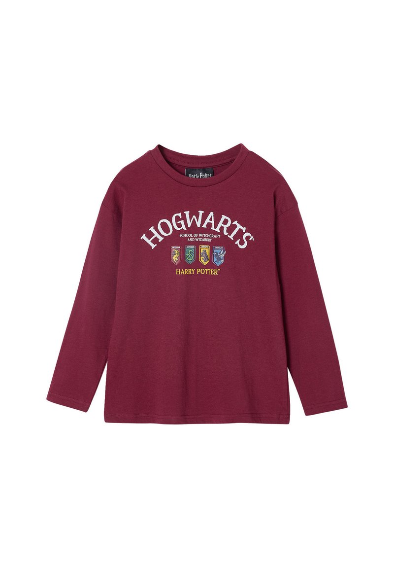 Dunkelrotes Langarmshirt mit dem Schriftzug "HOGWARTS" in weißer Schrift und vier bunten Hauswappen darunter. Hergestellt aus Baumwollstoff.