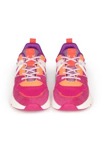 Des chaussures de sport roses et violettes en maille et en daim, avec des rayures blanches, des accents orange et des lacets à motifs. Deux tirants au niveau des talons.