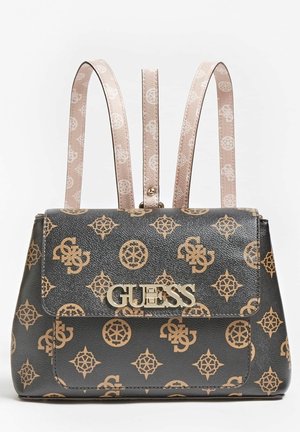 Czarny i beżowy plecak GUESS z wzorem logo i dwoma beżowymi paskami na ramiona na jednolitym tle.