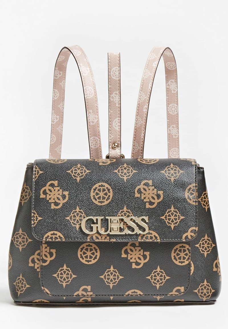 Sac à dos GUESS noir et beige avec imprimé logo à motifs et deux bretelles beiges sur un fond uni.