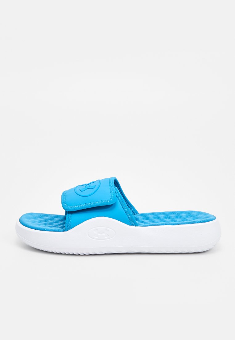 Blaue Rutschsandale mit weichem Gummi-Obermaterial, verstellbarem Riemen, strukturiertem Fußbett und weißer strukturiertem Sohle. Mit Logo auf dem Riemen.