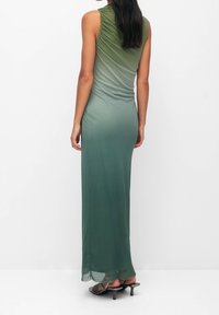 Ärmelloses, bodenlanges Kleid in einem Ombre-Grün, mit gerafften Details auf der Rückseite, aus einem glatten, leichten Stoff gefertigt.