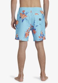 Șorturi de înot de culoare albastru deschis, cu un model floral în portocaliu și albastru, talie elastică și un buzunar pe spate cu un mic patch logo.