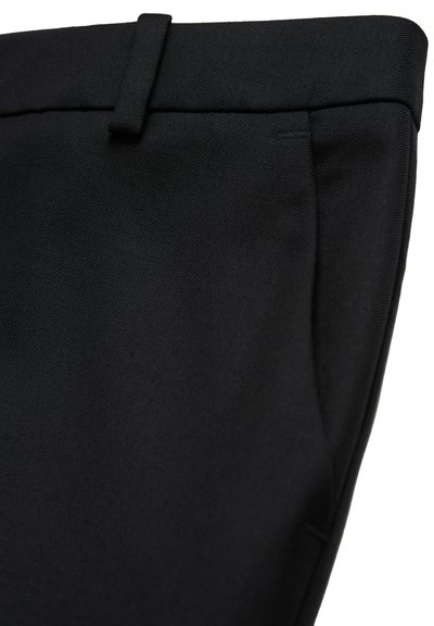 Schwarze Hosen aus einem glatten, strukturierten Material, mit flachem Bund, Seitentasche und geradem Bein.