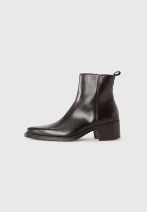 Must musta ankle saapad plokkeelsega, terava ninaga, külgse lukuga ja taga mugavaks selga panemiseks silmus. Sile tekstuur.