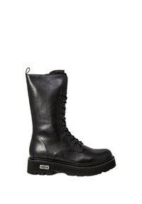 Czarne skórzane buty bojowe na sznurowadłach o wysokości sięgającej do łydki, fakturowanej powierzchni, grubej gumowej podeszwie i pętelce z tyłu.