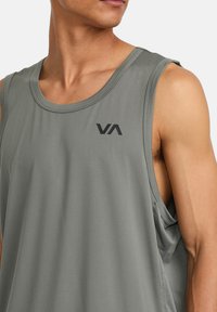 Graues sportliches Tanktop ohne Ärmel mit runder Ausschnitt, seitlichen Schlitzen und kleinem schwarzen "VA"-Logo auf der Brust. Glattes, leichtes Material.