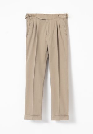 Pantalones beige plisados con hebillas ajustables laterales, bolsillos laterales, bajos con puño y un corte entallado adecuado tanto para ocasiones formales como informales.