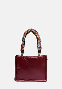 Rode gewatteerde nylon tas met een gevlochten, multikleurige handgreep. Beschikt over een ritssluiting en een platte rechthoekige vorm. Kenmerken zijn zwart metalen details.