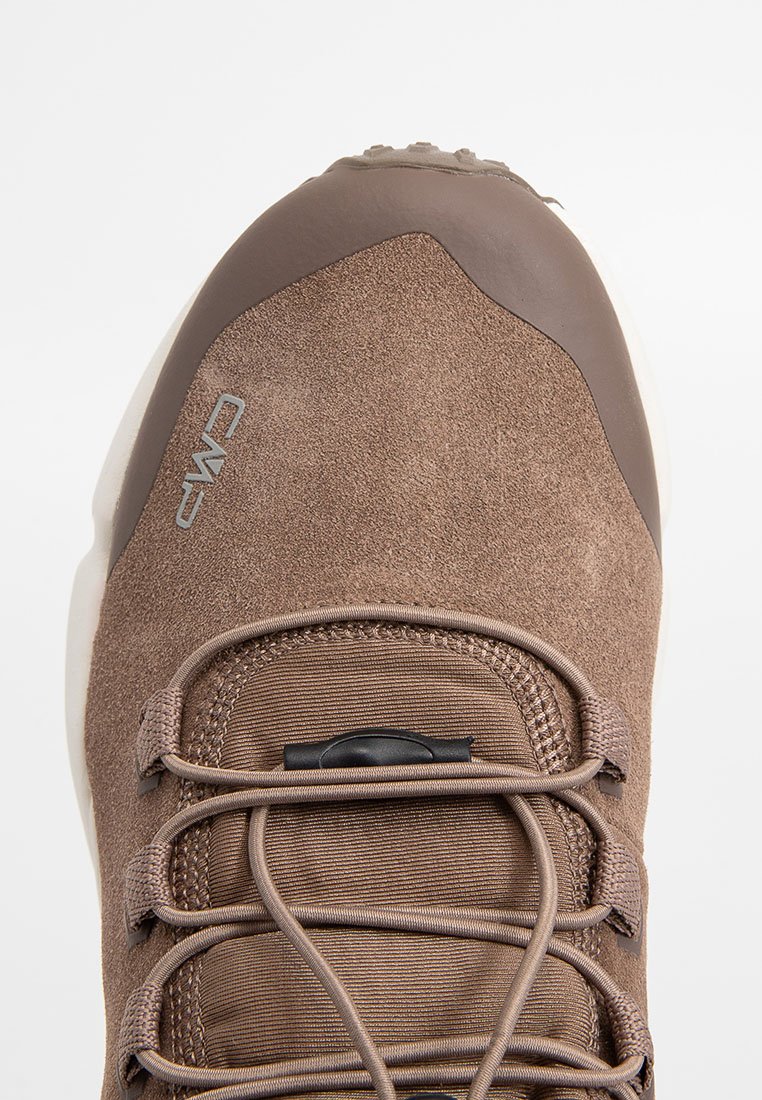 Brązowe zamszowe i materiałowe buty do wędrówek z elastycznymi sznurówkami i gumowym noskiem, z logo marki CMP z boku.