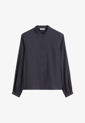 Blouse boutonnée bleu marine foncé avec un col mandarin, des manches longues et des poignets froncés, fabriquée en tissu lisse avec un léger éclat.