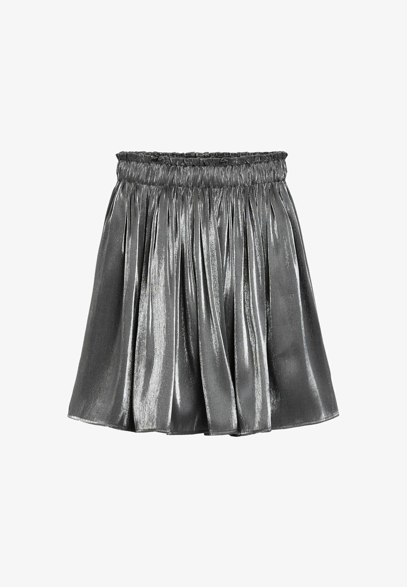 Metallisch grauer plissierter Rock mit elastischem Bund, glatter Textur und glänzender Oberfläche; kniehoch mit fließendem Design.