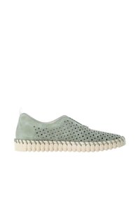 Chaussure slip-on en daim vert avec perforations circulaires, semelle beige texturée et piqûres décoratives. Design sans couture avec languette.