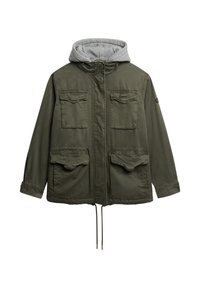 Chaqueta verde oliva con capucha gris. Presenta cierre de cremallera y botón, dos bolsillos en el pecho y dos bolsillos inferiores con solapa. Tejido de sarga.