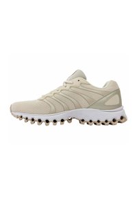 Licht beige sportieve sneaker met een textuur georiënteerd bovenwerk van gaas, crèmekleurige accenten, zes vetersluitsystemen, en een witte zool met ronde loopprofielen.