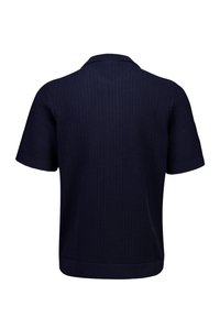 Polo en maille bleu marine à manches courtes avec motif texturé, manches et col côtelés, présenté de dos sur fond blanc.