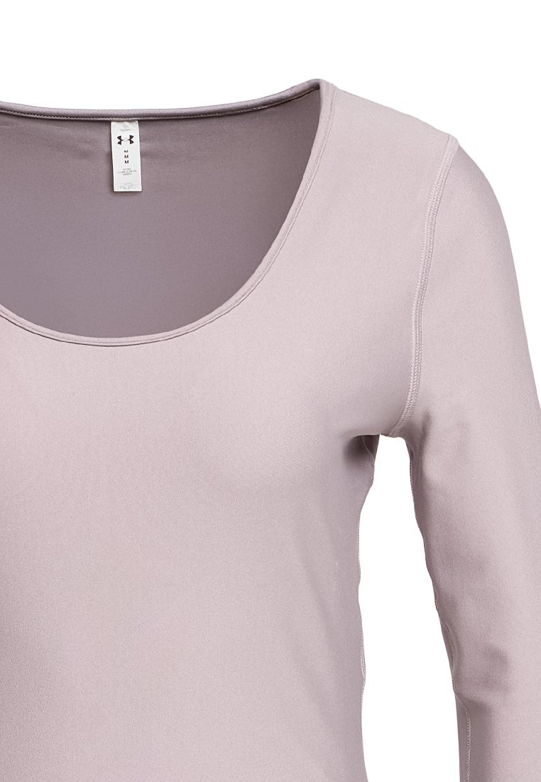 Top a maniche lunghe di un morbido color malva con scollatura a girocollo, texture liscia e dettagli di cuciture lungo le maniche e i lati.
