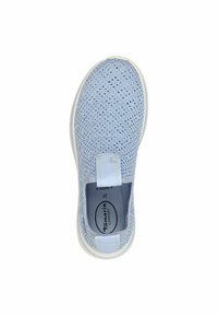 Ljusblå slip-on sko med en andningsbar mesh-övre, vita accenter och en strukturerad yta. Har en vadderad krage och en bred passform-skylt.
