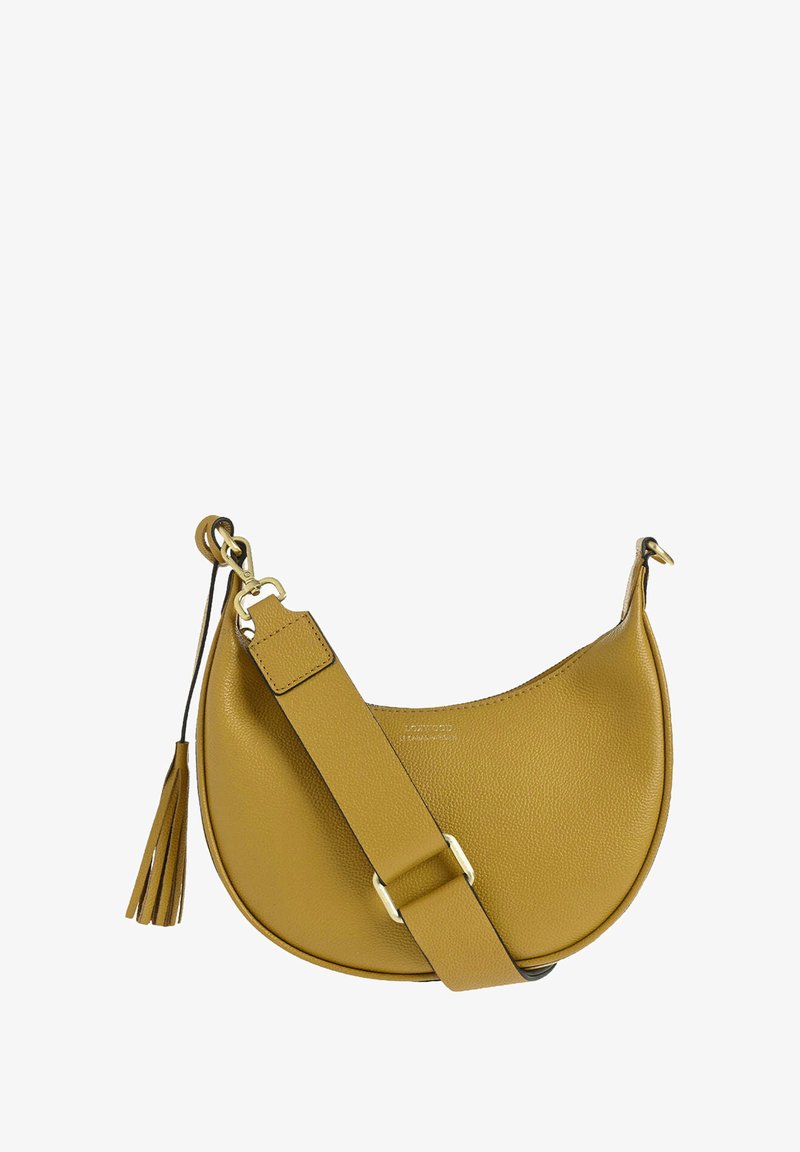 Sac à main en cuir jaune moutarde de forme incurvée, avec une bandoulière réglable et un accent en pompon. Équipé de quincaillerie dorée et d'une surface texturée.