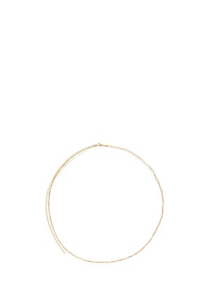 Delikatny łańcuszek złoty z drobnymi ogniwami i regulowanym zapięciem na białym tle.