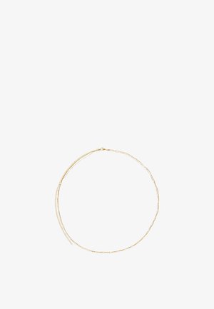 Delikatny łańcuszek złoty z drobnymi ogniwami i regulowanym zapięciem na białym tle.