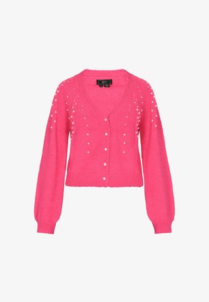 Rozā adīta džemperis ar pieguļošu dizainu, V veida kakla izgriezumu un garām pūkainām piedurknēm. Rāda dekoratīvas baltas pērļu akcentus uz pleciem.