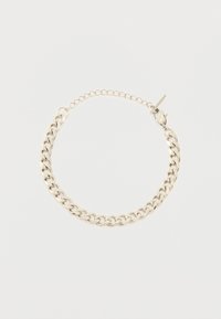 Βραχιόλι με αλυσίδα curb σε ασημί τόνο με ρυθμιζόμενους κρίκους και κούμπωμα τύπου αστακός σε λευκό απλό φόντο.