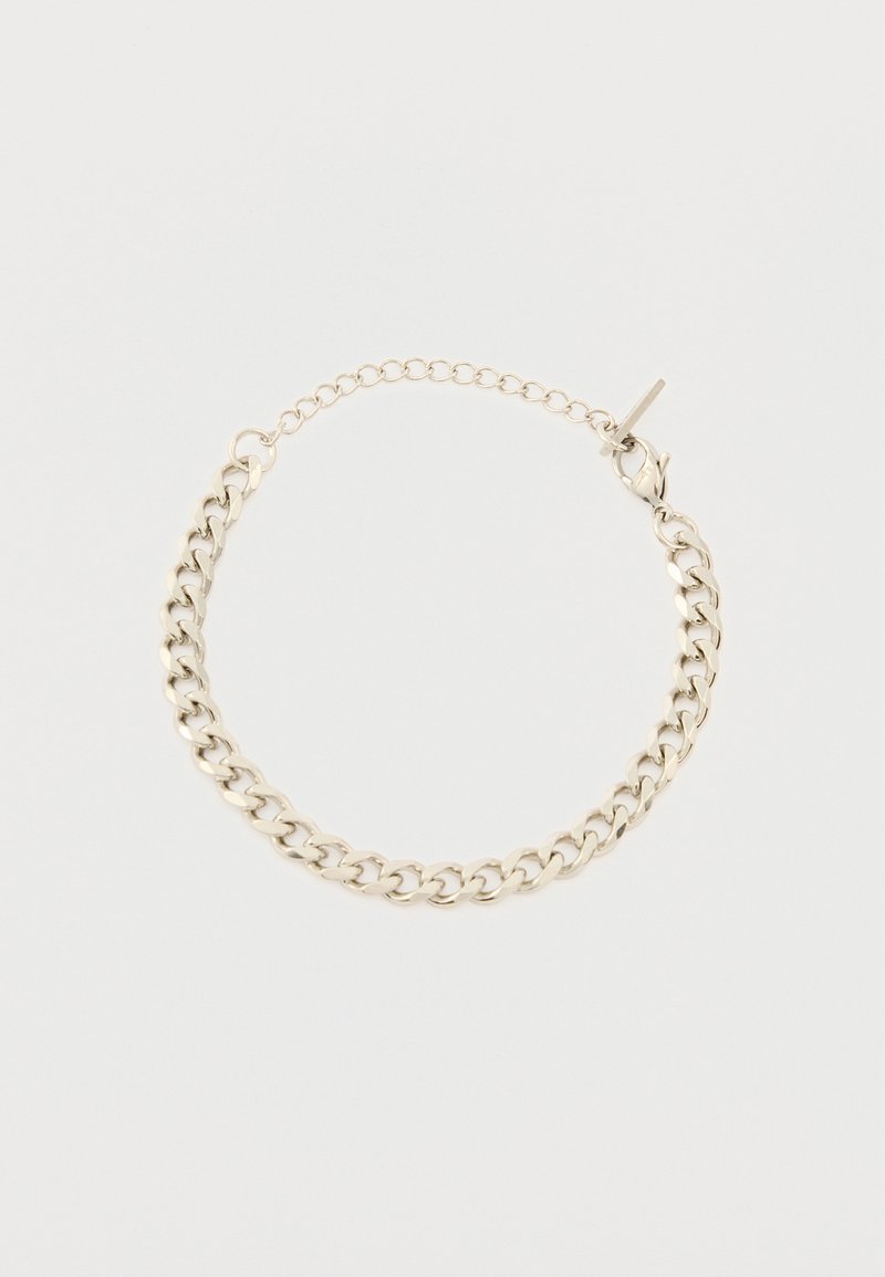 Βραχιόλι με αλυσίδα curb σε ασημί τόνο με ρυθμιζόμενους κρίκους και κούμπωμα τύπου αστακός σε λευκό απλό φόντο.