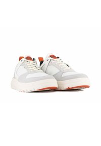 Jasnoszare i białe sneakersy z teksturowaną cholewką, pomarańczowe akcenty na pięcie oraz masywna biała podeszwa; widoczne sznurowadła i logo.