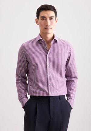 Lila und weiße gestreifte Dressshirt mit Button-Down-Kragen, langen Ärmeln und taillierter Passform, kombiniert mit dunklen Hosen.