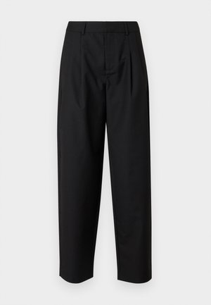 Pantaloni neri realizzati in tessuto morbido, con vestibilità rilassata, design plissettato e tasche laterali. Orlo dritto.