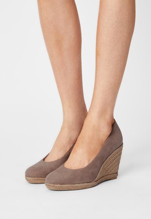 Wedge schoenen van bruin suede, met een ronde neus en een gevlochten jute plateauzool, met een zachte textuur en een elegant ontwerp.