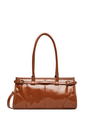 Bolso rectangular marrón y brillante con doble asa para el hombro, hebillas decorativas en la parte superior y detalles de costuras en las esquinas sobre un fondo blanco.