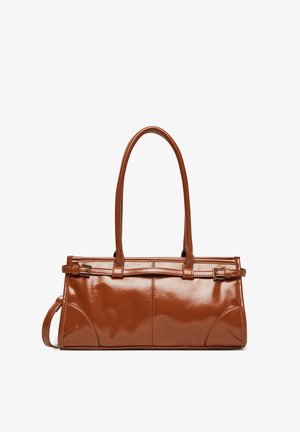 Bolso rectangular marrón y brillante con doble asa para el hombro, hebillas decorativas en la parte superior y detalles de costuras en las esquinas sobre un fondo blanco.