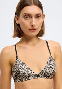 Driehoek bralette in luipaardprint, gemaakt van gladde stof. Heeft dunne zwarte bandjes en een logo-band aan de onderkant.