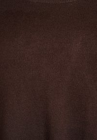 Rjav rebrast pleten material z gladko teksturo in krožnim izrezom. Material je mehak in ima enotno vzorčenje po celotni površini.