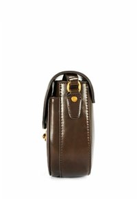 Brązowa skórzana torebka o gładkiej fakturze, złotym wykończeniu i zbudowanej w prostokątnym kształcie. Posiada odpinany pasek oraz uchwyt na górze.