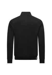 Sudadera negra con cuello alto, mangas largas y puños acanalados. Fabricada en una tela suave, presenta una sutil etiqueta de logo en el dobladillo.