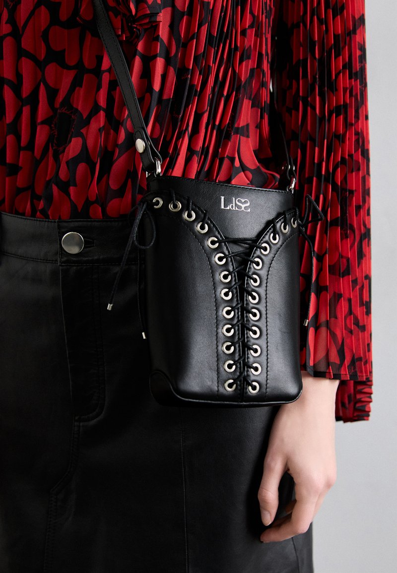 Ludovic de Saint Sernin PHONE CLEAVAGE BAG - Τσάντα χιαστί - black