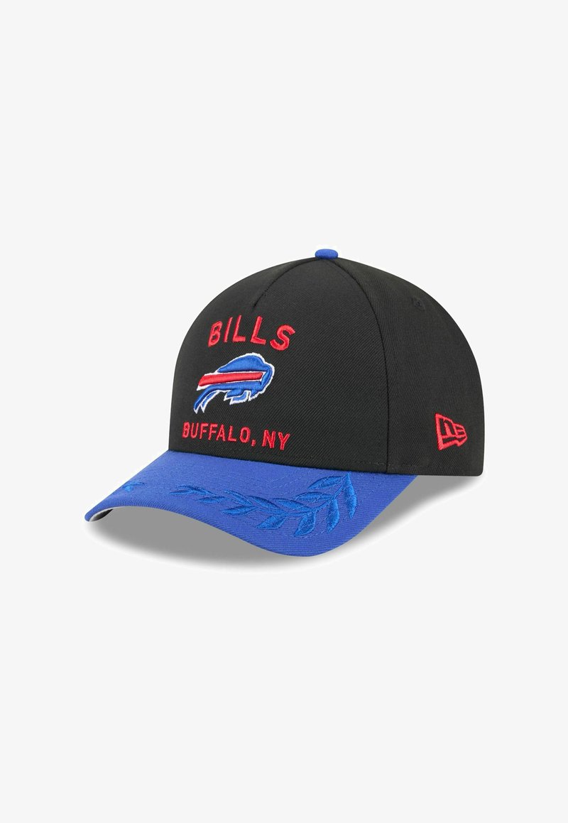 Casquette de baseball noire avec visière bleue. Présente une broderie rouge avec "BILLS" et "BUFFALO, NY", ainsi qu'un logo de buffle bleu et un motif de feuilles.