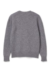 Szary sweter dzianinowy z okrągłym dekoltem, długimi rękawami oraz prążkowanymi mankietami i dołem. Miękka faktura z delikatnym melanżowym wzorem.