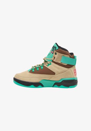 Sneakers typu high-top z beżową zamszową cholewką, brązowymi akcentami, turkusową podeszwą środkową i czarną podeszwą zewnętrzną. Zawierają regulowany pasek oraz wzorzyste detale.